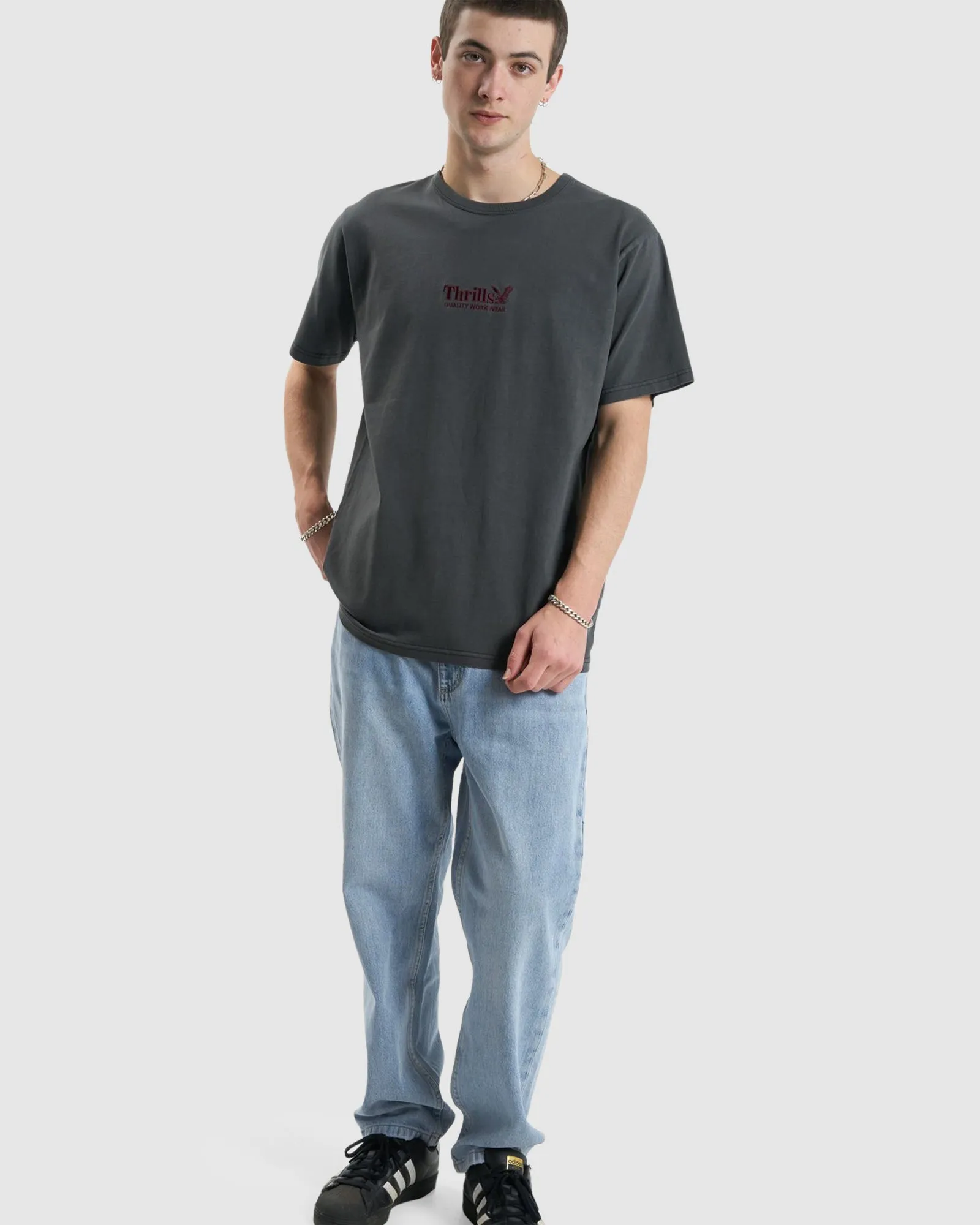 MENS THRILLS WORKWEAR EMBRO MERCH FIT T-SHIRT